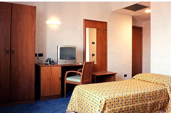 Hotel Italia Карманьола Номер фото