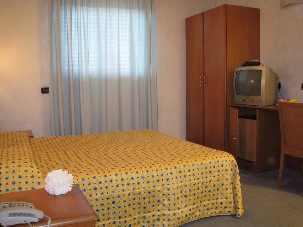 Hotel Italia Карманьола Номер фото