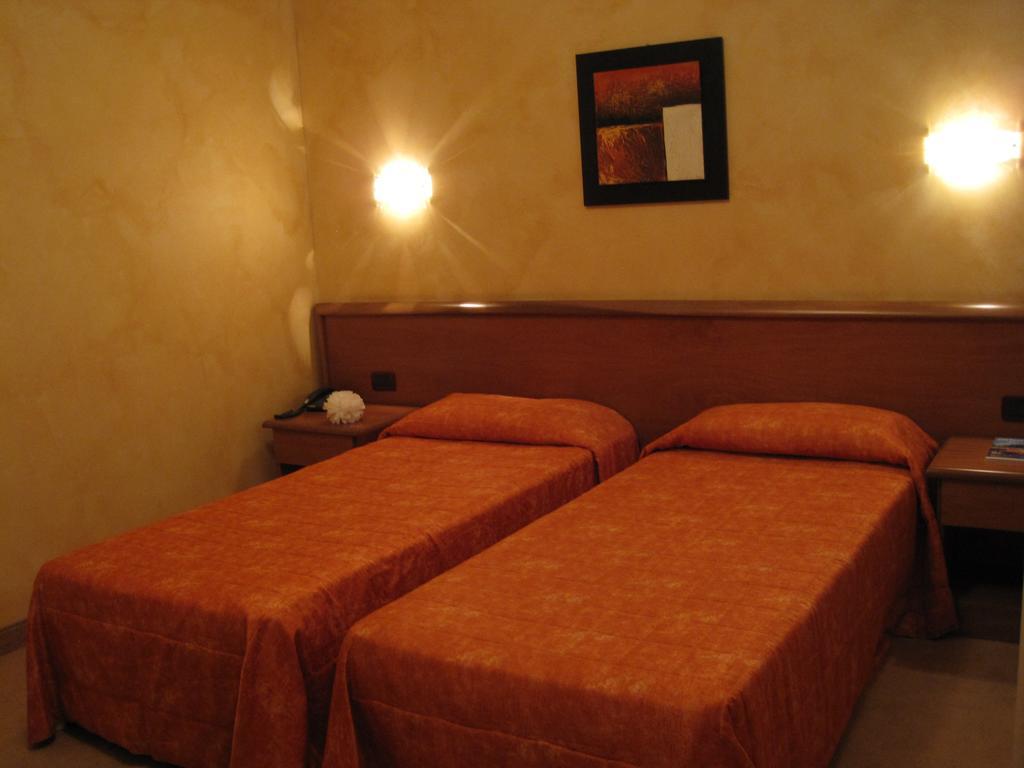 Hotel Italia Карманьола Номер фото