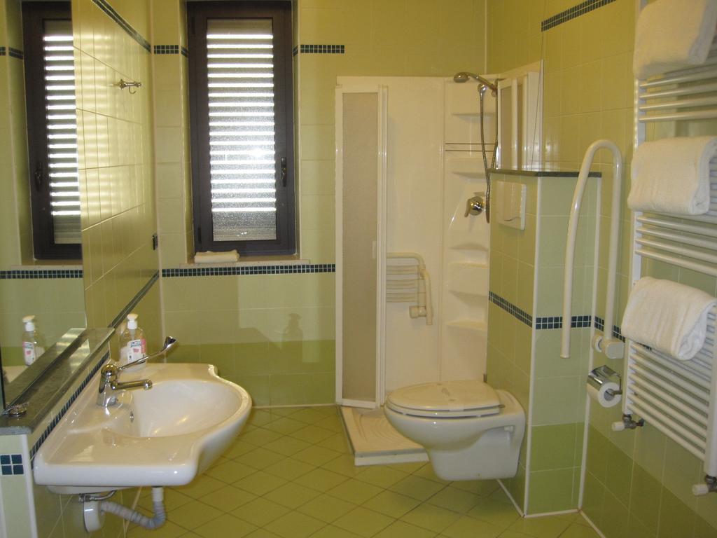 Hotel Italia Карманьола Номер фото